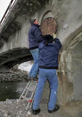 Die Tafeln der Erbauer der Loisachbrücke in Eschenlohe