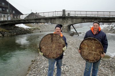 Die Tafeln der Erbauer der Loisachbrücke in Eschenlohe