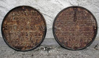 Die Tafeln der Erbauer der Loisachbrücke in Eschenlohe