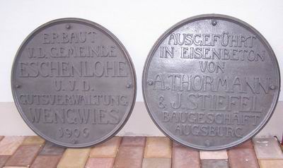 Die Tafeln der Erbauer der Loisachbrücke in Eschenlohe